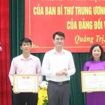 Phó Tổng Giám đốc NHCSXH Nguyễn Đức Hải trao Bằng khen của Bộ trưởng Kế hoạch và Đầu tư, Bằng khen của Chủ tịch Hội Cựu chiến binh Việt Nam cho cá nhân và tập thể có thành tích xuất sắc trong thực hiện Chỉ thị số 40-CT/TW