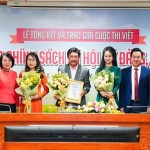 Bà Hoàng Thanh Nhàn - Tổng biên tập Thời báo Ngân hàng, Phó Trưởng ban thường trực Ban chỉ đạo, Trưởng ban tổ chức Cuộc thi và ông Huỳnh Văn Thuận - Phó Tổng Giám đốc NHCSXH, Phó Trưởng ban thường trực Ban tổ chức Cuộc thi trao giải Đặc biệt cho nhóm tác giả Lê Hoa - Ánh Nguyệt - Văn Báu