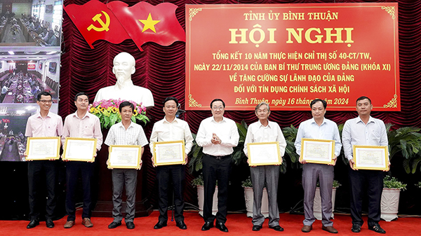 khen-thuong-cho-cac-ca-nhan-co-nhieu-dong-gop