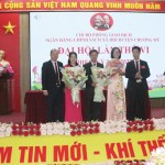 Đồng chí Lê Thị Đức Hạnh - Phó Bí thư Đảng ủy NHCSXH TW, Phó Tổng Giám đốc  (thứ 2 từ phải qua) và đồng chí Phạm Văn Quyết - Bí thư Đảng ủy NHCSXH thành phố, Giám đốc chi nhánh NHCSXH thành phố Hà Nội (ngoài cùng bên trái) chúc mừng Ban chấp hành Chi bộ NHCSXH huyện Chương Mỹ nhiệm kỳ 2025-2027