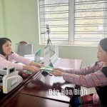 Chị Nguyễn Thị Tý, cán bộ NHCSXH huyện Mai Châu (Hòa Bình) đã có hơn 10 năm gắn bó với các bản làng ở huyện vùng cao Mai Châu