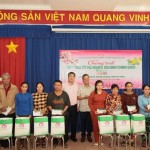 Phó Bí thư Thường trực Đảng uỷ NHCSXH TW Nguyễn Minh Phương và Lãnh đạo địa phương tặng quà Tết cho hộ nghèo, gia đình chính sách tại phường Gia Lộc (TX Trảng Bàng) và xã Phước Trạch (huyện Gò Dầu)