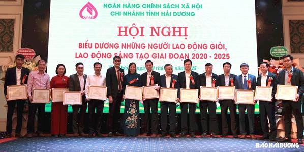 Giám đốc chi nhánh NHCSXH tỉnh Hoàng Liên Sơn chúc vui các tập thể, cá nhân nhận Giấy khen trong phong trào thi đua giai đoạn 2020 - 2025