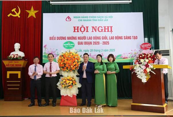 Chi nhánh NHCSXH tỉnh Đắk Lắk nhận lãng hoa của Tổng Giám đốc NHCSXH