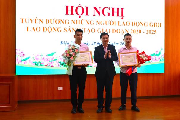 Giám đốc chi nhánh NHCSXH tỉnh Hoàng Ngọc Thương chúc vui các tập thể được nhận Giấy khen của NHCSXH
