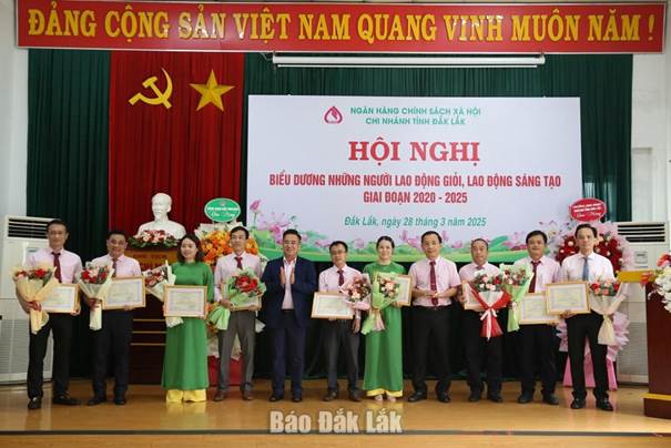 Phó Tổng Giám đốc NHCSXH Huỳnh Văn Thuận và Giám đốc chi nhánh NHCSXH tỉnh Đắk Lắk Đào Thái Hoà chúc các tập thể, cá nhân được nhận Giấy khen của NHCSXH