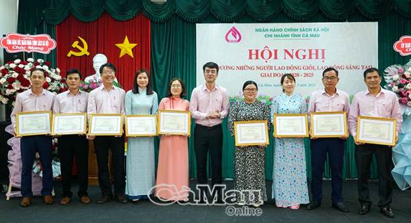 Phó Tổng Giám đốc NHCSXH Nguyễn Đức Hải chúc các tập thể, cá nhân được nhận Giấy khen của NHCSXH
