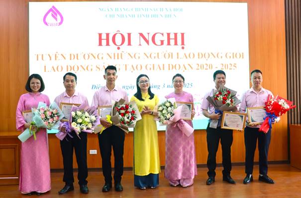 6 tập thể được Giám đốc chi nhánh NHCSXH tỉnh khen thưởng vì có thành tích tiêu biểu trong kết quả hoạt động giai đoạn 2020 – 2025