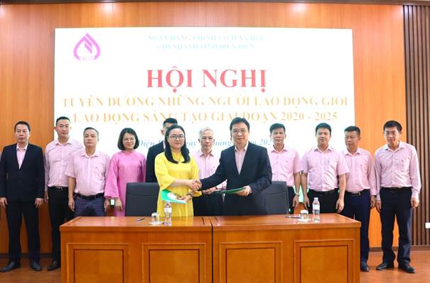 Đại diện lãnh đạo chi nhánh ký giao ước thi đua với các Công đoàn cơ sở