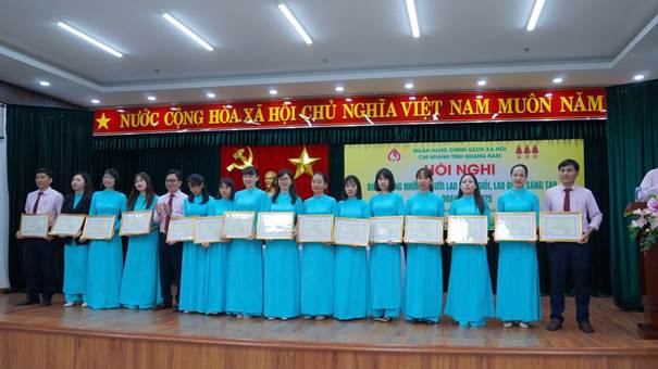 Lãnh đạo chi nhánh NHCSXH tỉnh Quảng Nam chung vui cùng các cá nhân có nhiều đóng góp trong kết quả hoạt động giai đoạn 2020 - 2025