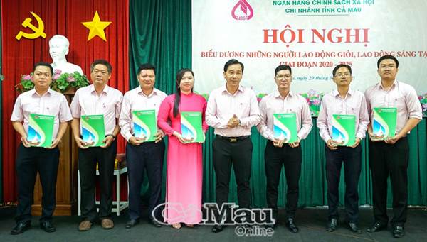 Giám đốc chi nhánh NHCSXH tỉnh Nguyễn Quốc Bảo chung vui cùng các cá nhân có nhiều đóng góp trong kết quả hoạt động giai đoạn 2020 - 2025