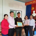 Chủ tịch Hội LHPN phường Hiệp Tân (bìa phải) thăm hỏi tình hình cuộc sống của thanh niên xuất ngũ