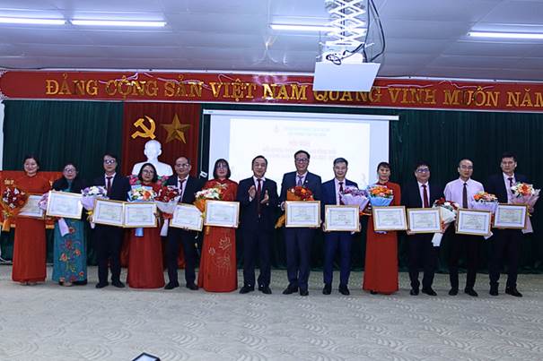 Giám đốc chi nhánh NHCSXH tỉnh Hà Sỹ Côn chúc vui các tập thể được nhận Giấy khen của NHCSXH