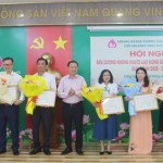 Giám đốc chi nhánh NHCSXH tỉnh Đồng Nai Lê Bá Chuyên chung vui cùng các tập thể, cá nhân có thành tích xuất sắc trong phong trào thi đua giai đoạn 2020 – 2025