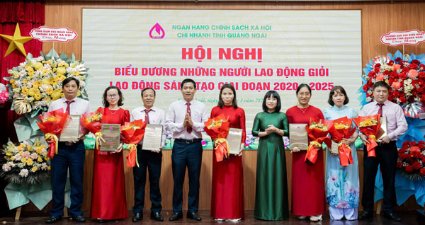 Các cá nhân, tập thể được chi nhánh NHCSXH tỉnh Quảng Ngãi biểu dương