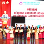 Phó Tổng Giám đốc NHCSXH Vương Văn Minh chúc các cá nhân xuất sắc, tiêu biểu trong các phong trào thi đua giai đoạn 2020 - 2025