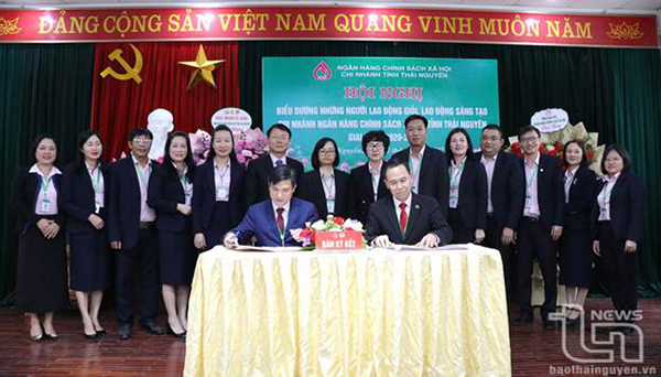 Đại diện lãnh đạo chi nhánh ký giao ước thi đua với các Công đoàn cơ sở