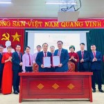 Đại diện lãnh đạo chi nhánh ký giao ước thi đua với các Công đoàn cơ sở