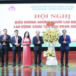 Tổng Giám đốc NHCSXH Dương Quyết Thắng tặng hoa hội nghị