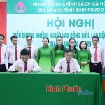 Đại diện chi nhánh và Công đoàn cơ sở ký kết giao ước thi đua giai đoạn 2025 - 2030