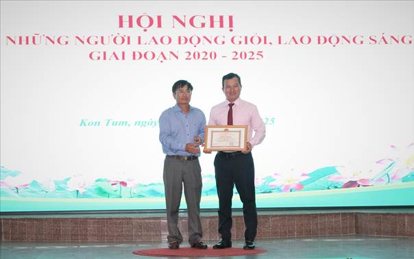 Phó Chủ tịch UBND tỉnh Kon Tum Nguyễn Ngọc Sâm trao tặng Bằng khen của Chủ tịch UBND tỉnh cho tập thể chi nhánh NHCSXH tỉnh