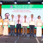 Giám đốc chi nhánh NHCSXH tỉnh Dương văn Hoàng chúc vui các tập thể, cá nhân nhận Giấy khen trong phong trào thi đua giai đoạn 2020 - 2025