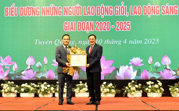 Thừa ủy quyền Chủ tịch HĐQT NHCSXH, Tổng Giám đốc Dương Quyết Thắng trao Giấy khen cho Phó Chủ tịch UBND tỉnh Hoàng Việt Phương