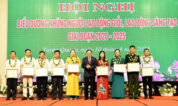 Tổng Giám đốc  Dương Quyết Thắng trao Giấy khen cho các cá nhân có thành tích xuất sắc