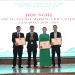 Giám đốc chi nhánh NHCSXH tỉnh Nguyễn Ngọc Tuấn chung vui cùng các cá nhân có nhiều đóng góp trong kết quả hoạt động giai đoạn 2020 - 2025