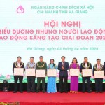 Tổng Giám đốc NHCSXH Dương Quyết Thắng chúc các tập thể, cá nhân được nhận Giấy khen trong phong trào thi đua giai đoạn 2020 - 2025