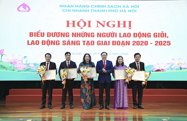 Các tập thể, cá nhân được Tổng Giám đốc NHCSXH Dương Quyết Thắng tặng Giấy khen vì có thành tích trong phong trào thi đua giai đoạn 2020 - 2025