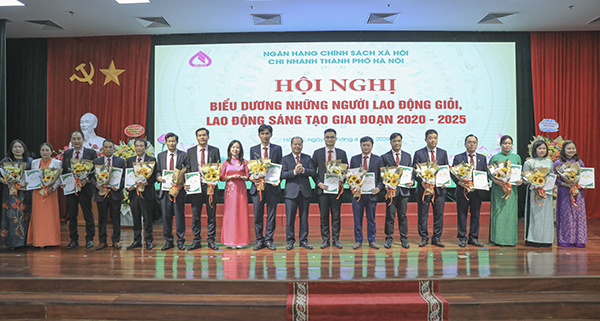 Các tập thể, cá nhân đạt thành tích xuất sắc tiêu biểu trong phong trào thi đua giai đoạn 2020 - 2025 được Giám đốc chi nhánh NHCSXH TP Hà Nội trao thưởng