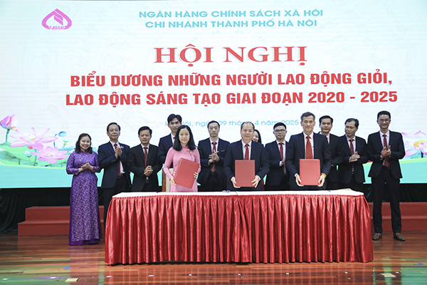 Đại diện chuyên môn và công đoàn ký kết giao ước thi đua