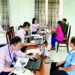 NHCSXH huyện Ba Vì giải ngân vốn vay cho người dân tại Điểm giao dịch tại xã Yên Bài