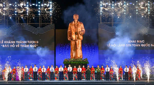 Tối 15/5/2025, tại xã Kim Liên, huyện Nam Đàn, tỉnh Nghệ An, Tổng Bí thư Tô Lâm dự khai mạc Lễ hội Làng Sen năm 2025 và khánh thành Tượng “Bác Hồ về thăm quê” Ảnh: TTXVN