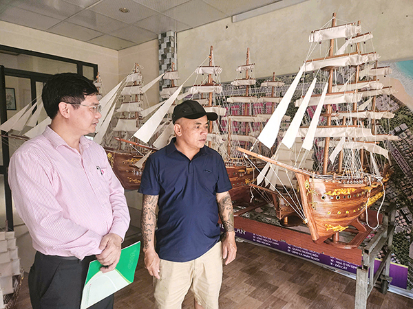 Nhờ nguồn vốn chính sách, anh Dương Quang Hương ở xã Nhân Trạch có cơ hội đầu tư phát triển mô hình chế tác tàu thuyền