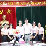 Các đại biểu tại điểm cầu chi nhánh NHCSXH tỉnh Hải Dương chúc mừng nhóm nghiên cứu