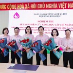 Các đại biểu tại điểm cầu Đắk Lắk chúc mừng nhóm nghiên cứu