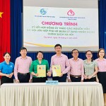 Đại diện lãnh đạo hai đơn vị ký kết hợp đồng uỷ thác nguồn vốn cho vay