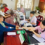 Hộ dân nhận nguồn vốn giải ngân tại Điểm giao dịch xã