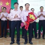 Các đại biểu tại điểm cầu chi nhánh NHCSXH tỉnh Đồng Nai chúc mừng nhóm nghiên cứu