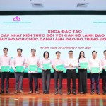 Tổng Giám đốc Dương Quyết Thắng chúc mừng các đồng chí lãnh đạo NHCSXH hoàn thành khóa đào tạo