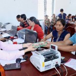 Người dân huyện Tây Giang nhận nguồn vốn giải ngân tại Điểm giao dịch xã