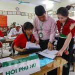 Phó Giám đốc Phòng giao dịch NHCSXH Đà Bắc Nguyễn Minh Phương hướng dẫn các Tổ trưởng Tổ tiết kiệm và vay vốn tại điểm giao dịch