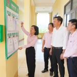 Quyền Giám đốc chi nhánh NHCSXH tỉnh Trần Đức Xuân Hương (ngoài cùng, bên trái) kiểm tra tại điểm giao dịch Bắc Trạch, xã Bố Trạch