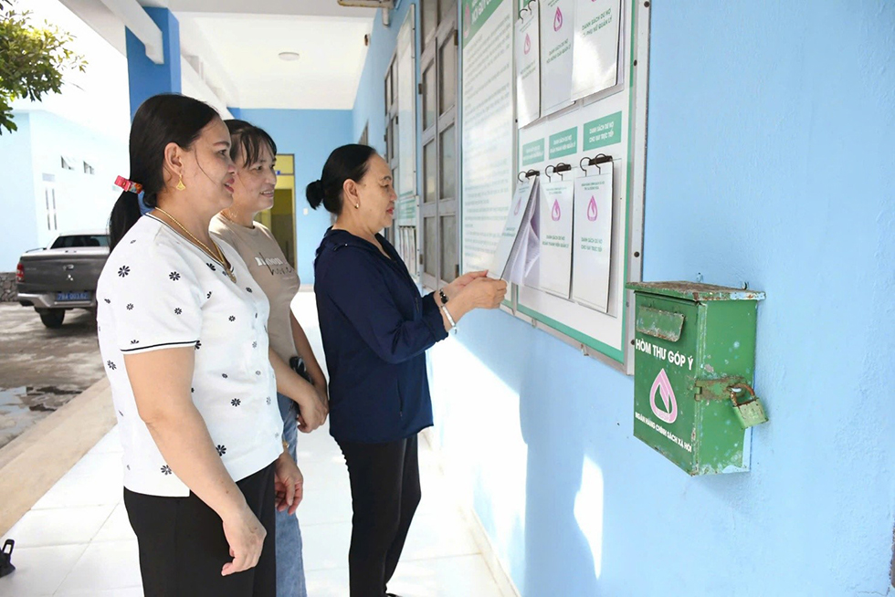 Người dân phường Hòa Hiệp tìm hiểu các chương trình tín dụng chính sách đang được triển khai trên địa bàn