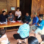 Tổ công tác làm việc, tuyên truyền các gói vay ưu đãi cho các hộ nghèo tại bản Cà Là Pá, xã Leng Su Sìn (nay là xã Sín Thầu)