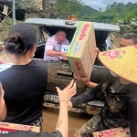 Những thùng mỳ tôm, nhu yếu phẩm được cán bộ NHCSXH trao tận tay cho bà con vùng lũ vượt qua khó khăn