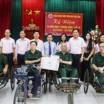 Lãnh đạo NHCSXH, Công đoàn NHCSXH tặng quà cho các thương binh, bệnh binh Trung tâm Điều dưỡng Thương binh Thuận Thành