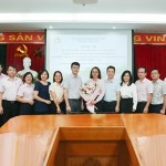 Các đại biểu tham dự chúc mừng nhóm nghiên cứu đề tài